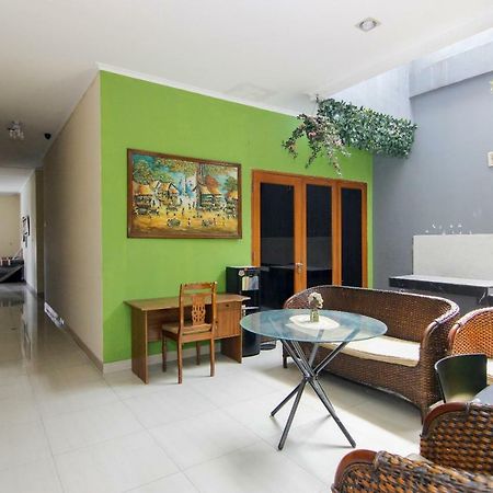 Reddoorz Near Kemang Square Hotel Джакарта Екстериор снимка