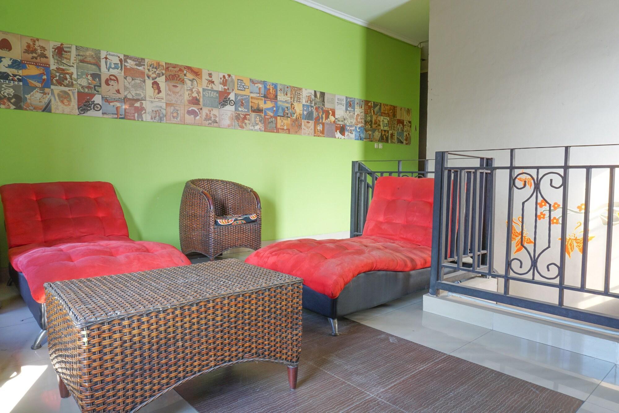 Reddoorz Near Kemang Square Hotel Джакарта Екстериор снимка