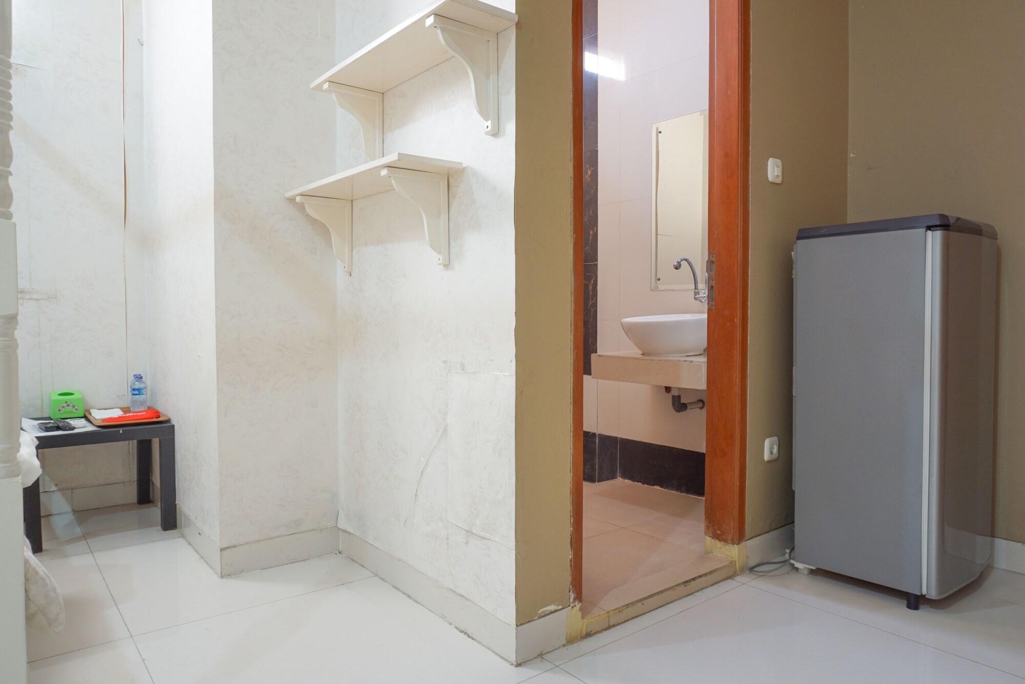 Reddoorz Near Kemang Square Hotel Джакарта Екстериор снимка