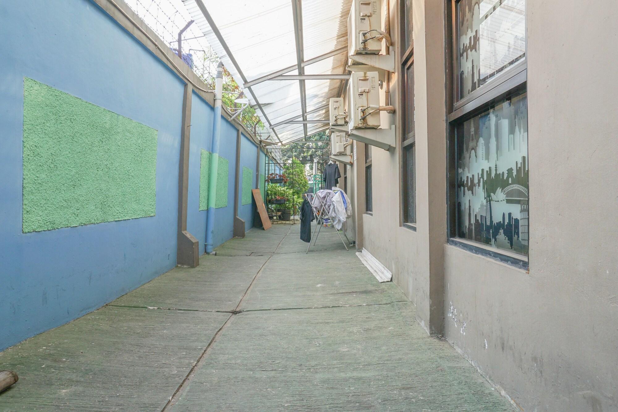Reddoorz Near Kemang Square Hotel Джакарта Екстериор снимка