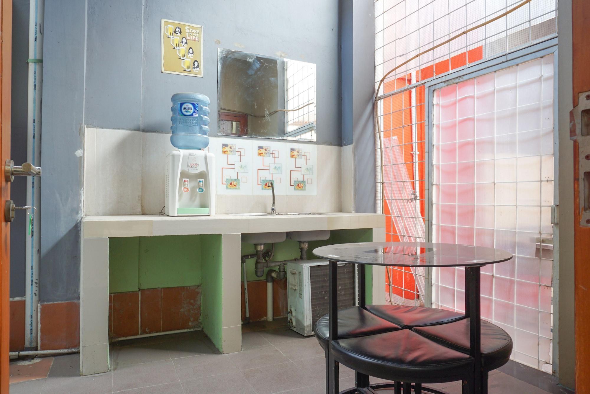 Reddoorz Near Kemang Square Hotel Джакарта Екстериор снимка