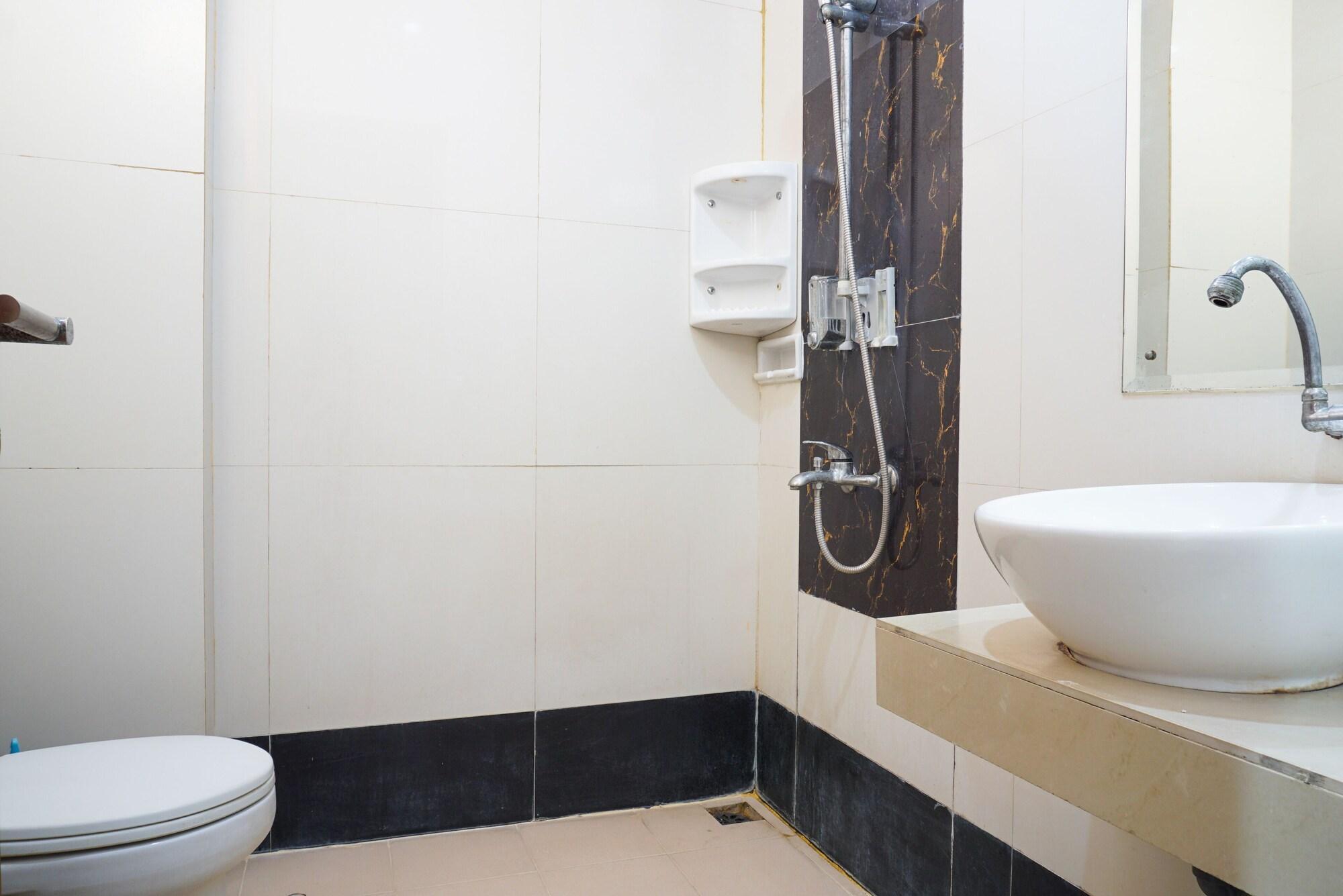 Reddoorz Near Kemang Square Hotel Джакарта Екстериор снимка