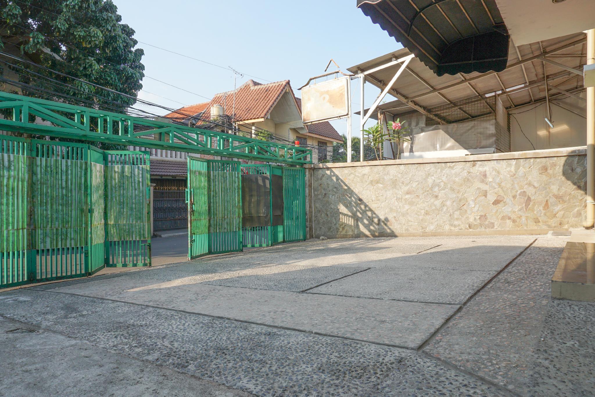 Reddoorz Near Kemang Square Hotel Джакарта Екстериор снимка