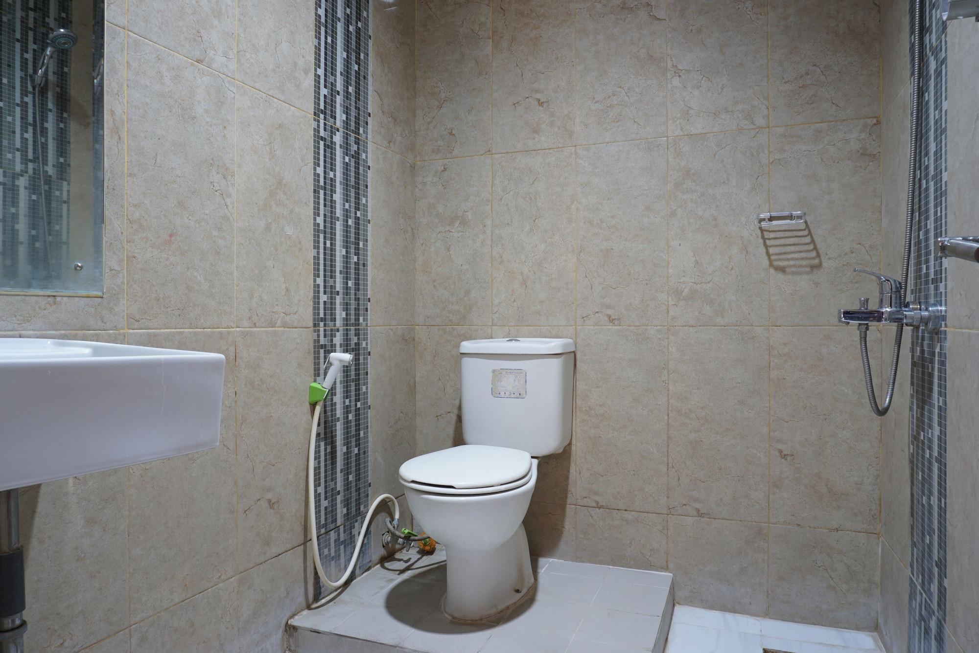 Reddoorz Near Kemang Square Hotel Джакарта Екстериор снимка